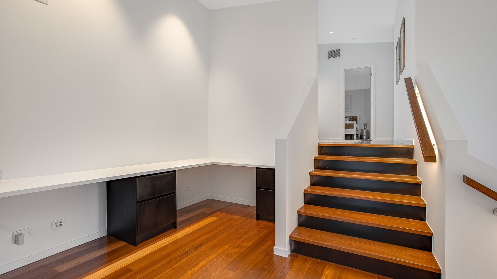 Kirra Bliss - Luxurious and Modern Beach House — image 4