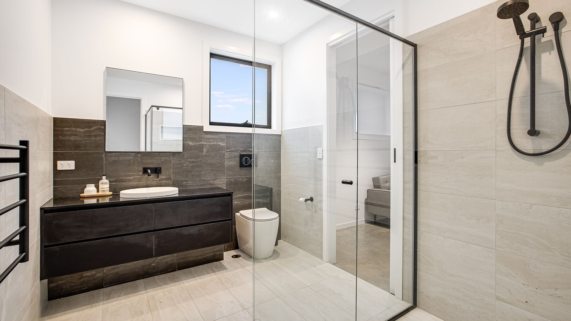 Kirra Bliss - Luxurious and Modern Beach House — image 24