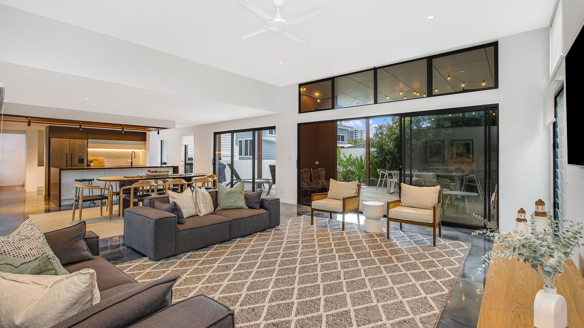 Kirra Bliss - Luxurious and Modern Beach House — image 9