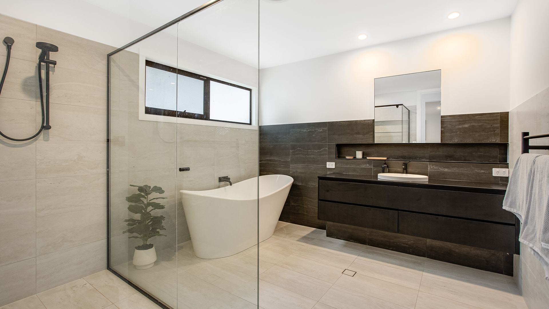 Kirra Bliss - Luxurious and Modern Beach House — image 21