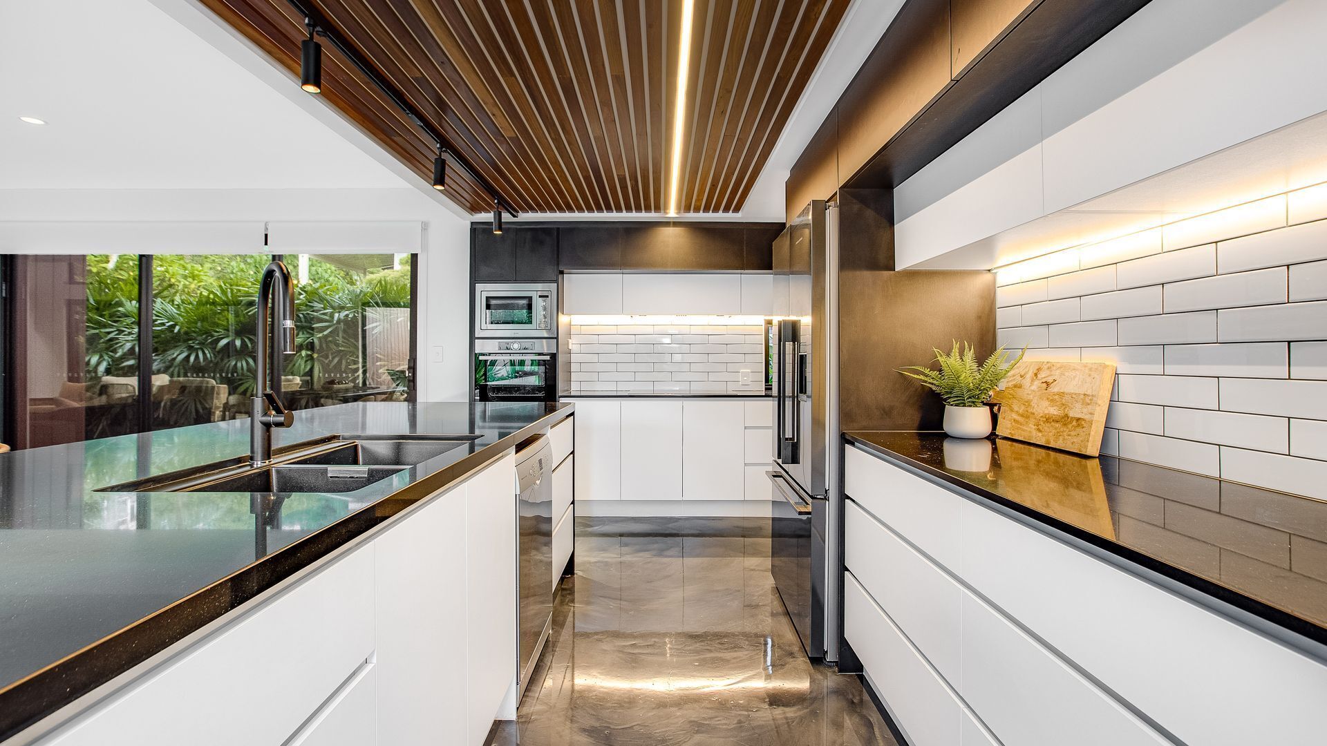 Kirra Bliss - Luxurious and Modern Beach House — image 26