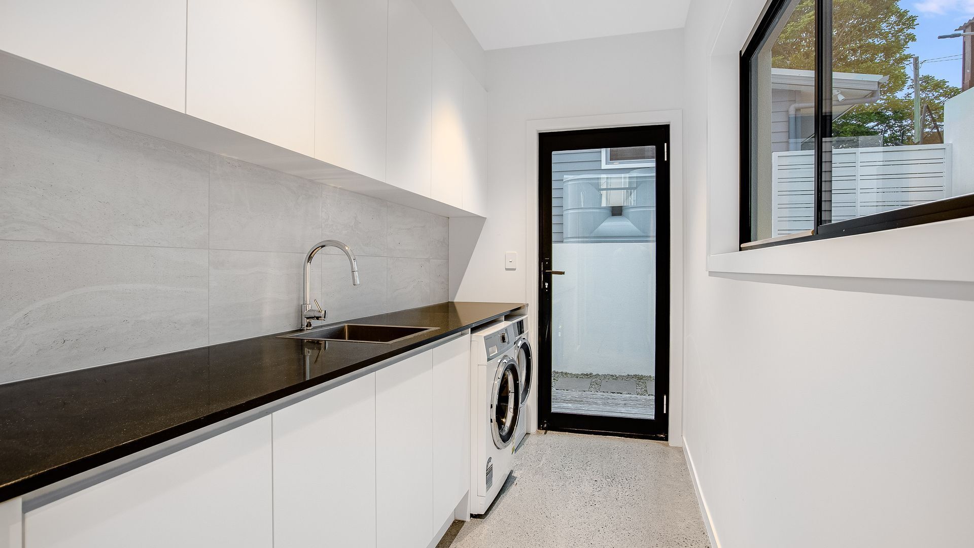 Kirra Bliss - Luxurious and Modern Beach House — image 25