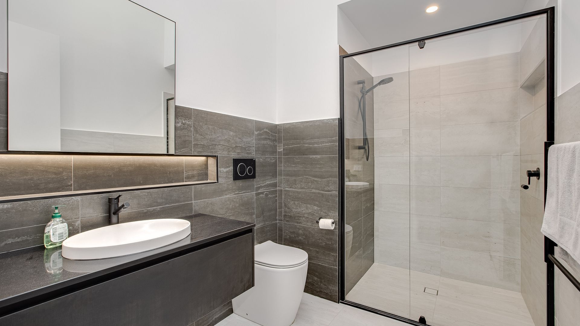 Kirra Bliss - Luxurious and Modern Beach House — image 23