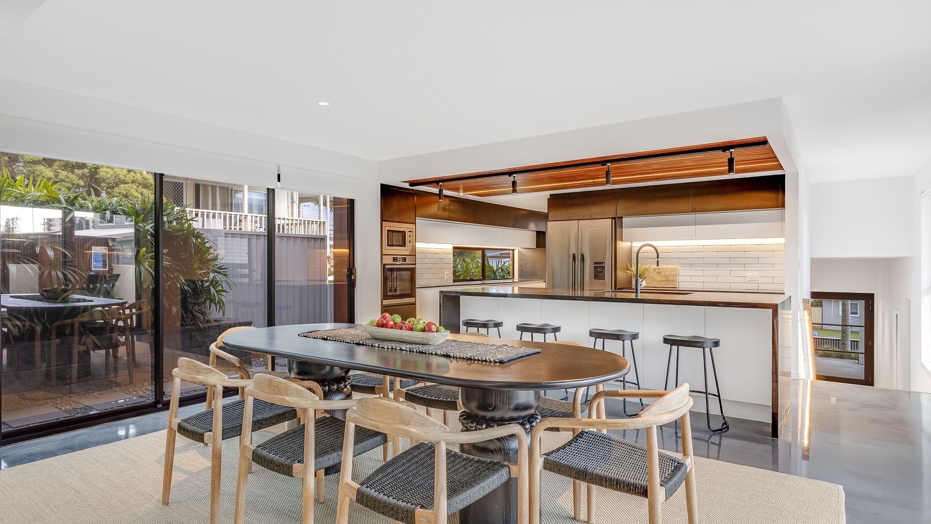 Kirra Bliss - Luxurious and Modern Beach House — image 11