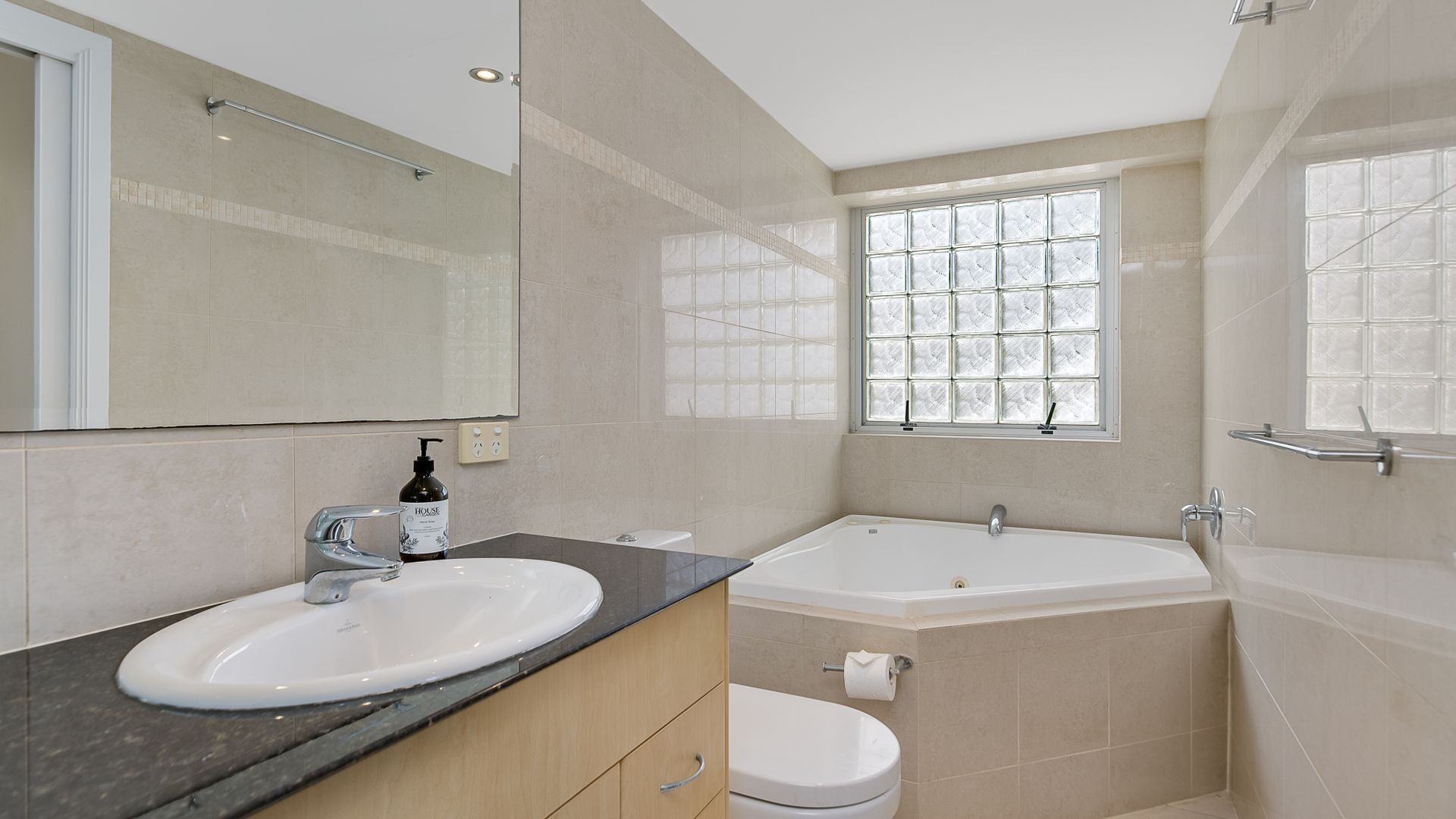 Aqua Solai 2 - Absolute Beachfront Tugun - Min. 3 night stays! — image 8