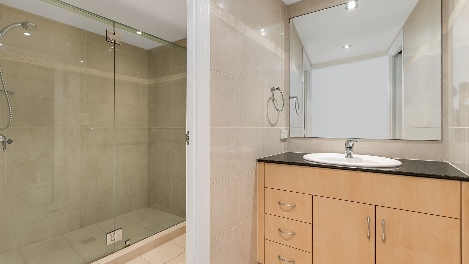 Aqua Solai 2 - Absolute Beachfront Tugun - Min. 3 night stays! — image 9