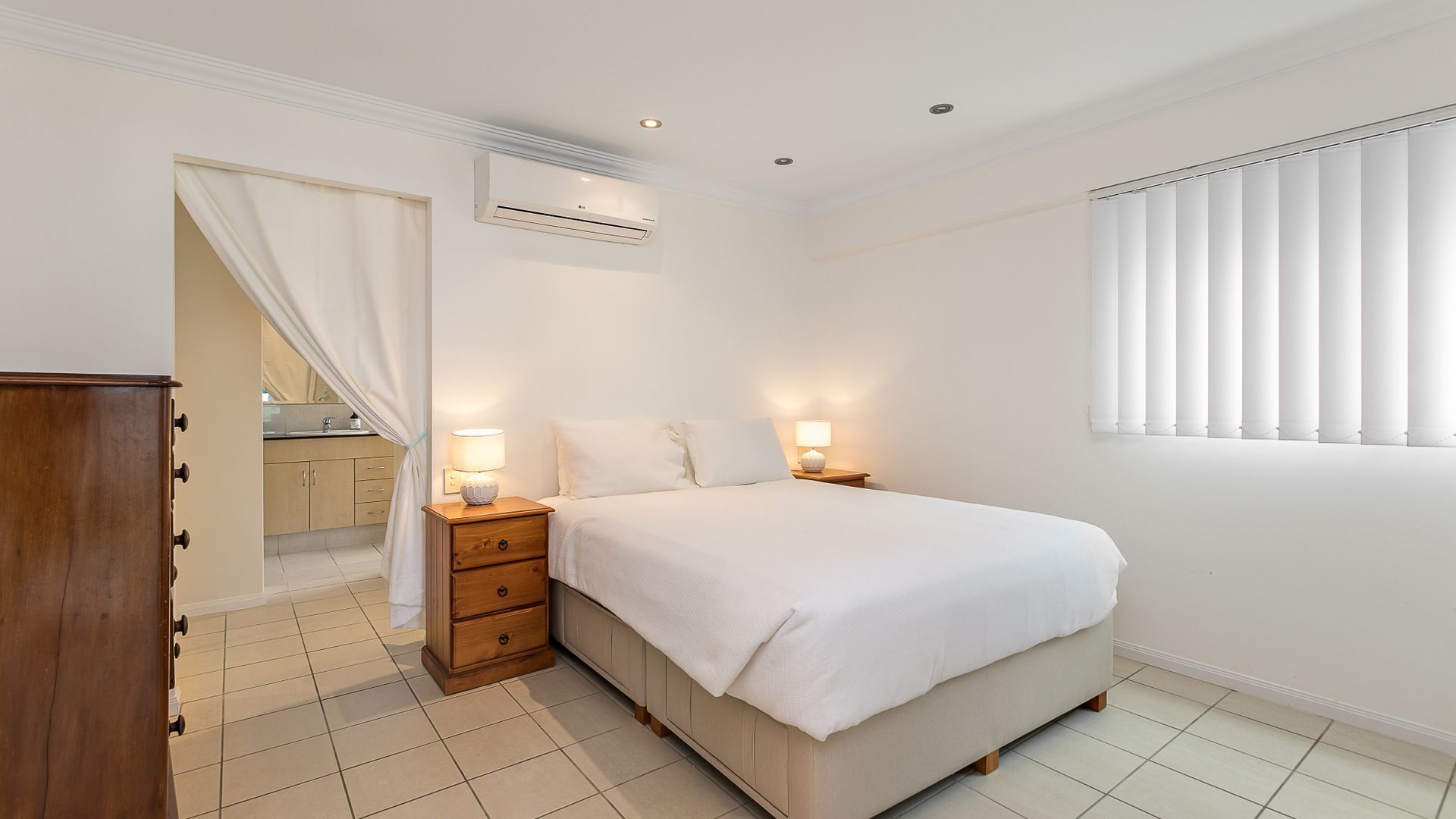 Aqua Solai 2 - Absolute Beachfront Tugun - Min. 3 night stays! — image 6