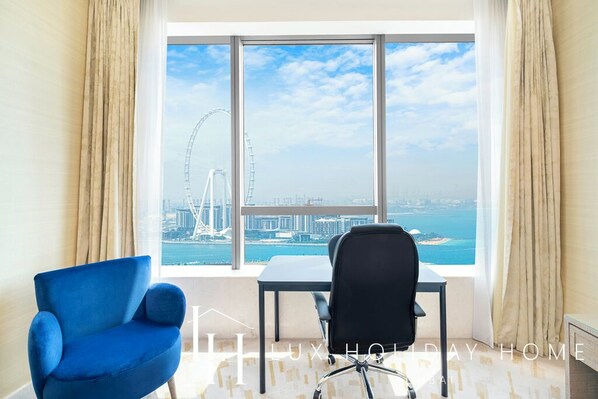 Deluxe Apartment | 1 bedroom, desk, laptop workspace, blackout drapes