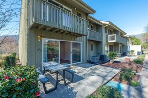 Outdoor dining - Fairway Villa 604 at Rumbling Bald (Lake Lure)