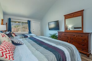 2 bedrooms, iron/ironing board, bed sheets - Fairway Villa 604 at Rumbling Bald (Lake Lure)