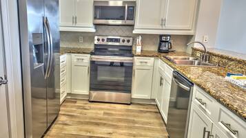 Geladeira, micro-ondas, fogão, cooktop