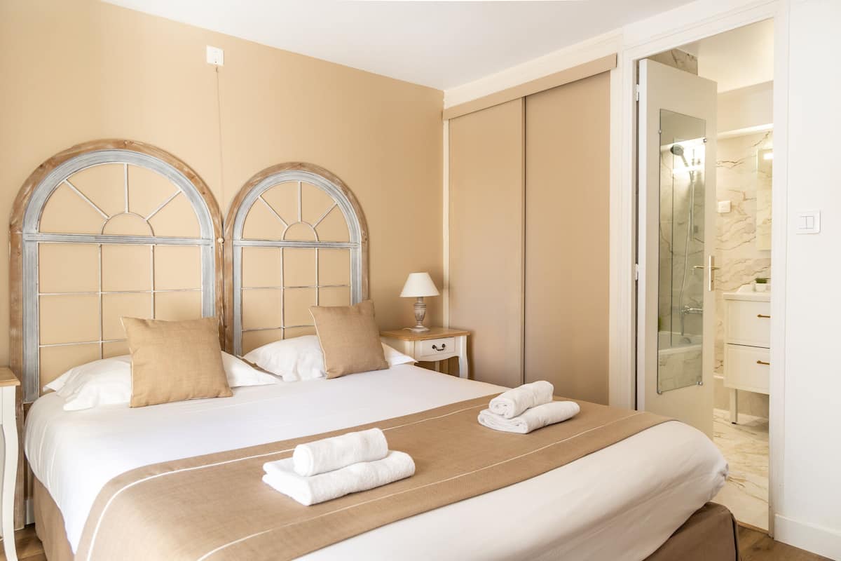 double room | 1 bedroom, blackout curtains, iron/ironing board, free wifi