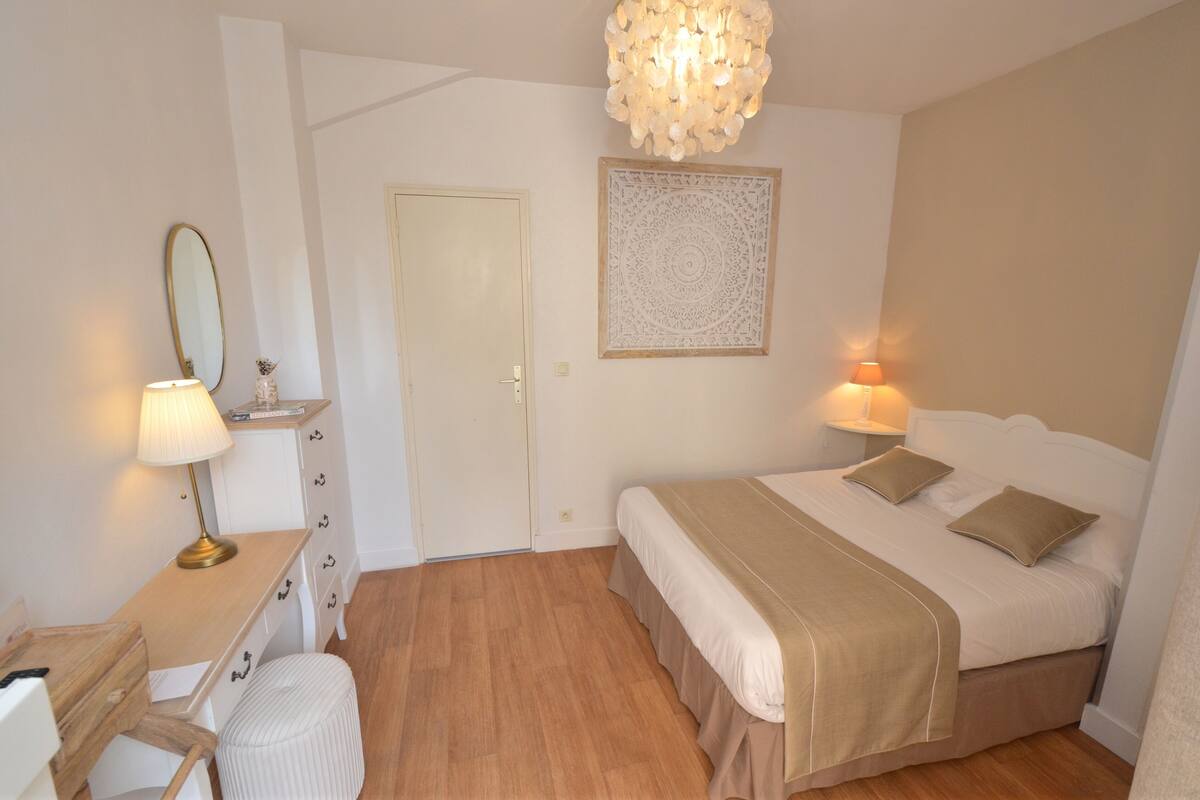 Single Room | 1 bedroom, blackout drapes, iron/ironing board, free WiFi
