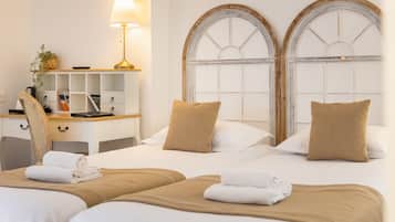 Habitación con 2 camas individuales | 1 dormitorio, cortinas opacas, tabla de planchar con plancha
