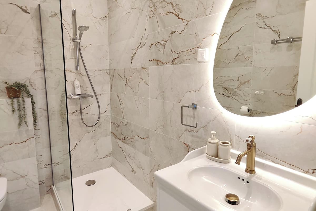 suite | bathroom | hair dryer, towels, soap, shampoo