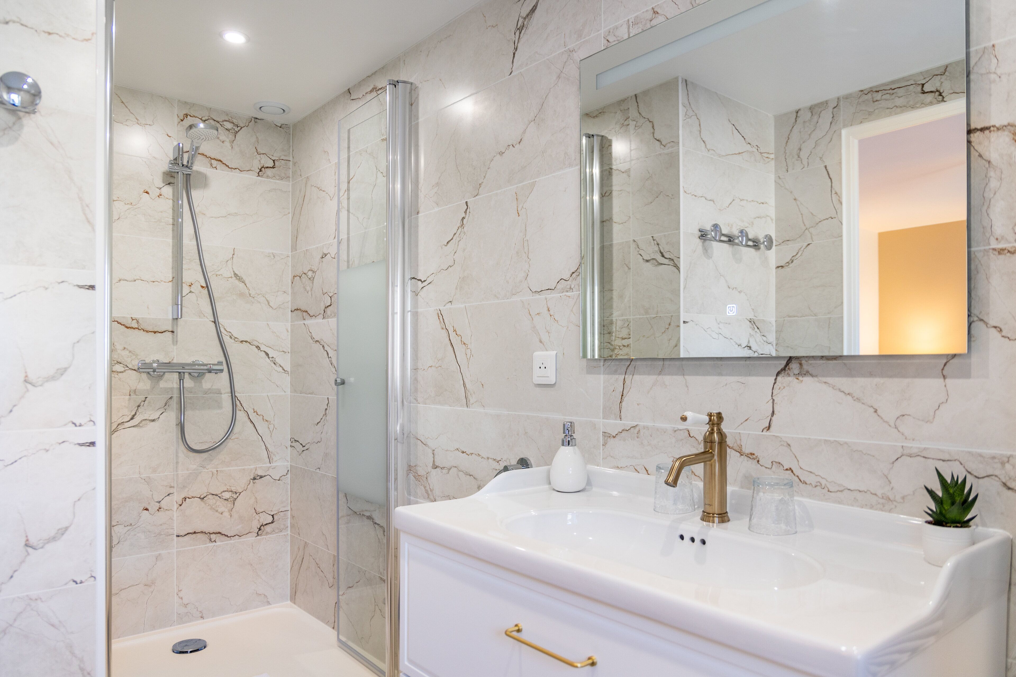 superior double room | bathroom | hair dryer, towels, soap, shampoo