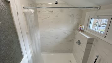 Combined shower/bathtub, towels, soap, shampoo
