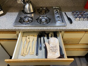 雪櫃、微波爐、焗爐、爐具