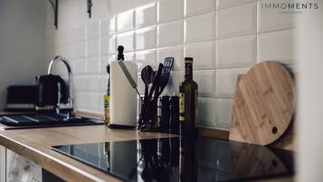 Fridge, oven, stovetop, coffee/tea maker
