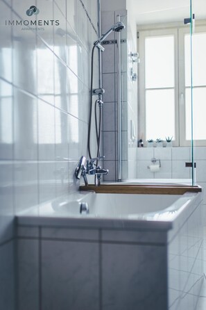 Combined shower/tub, hair dryer, towels, soap - Central apartment with Netflix and box-spring bed WE 50 (Magdeburg)