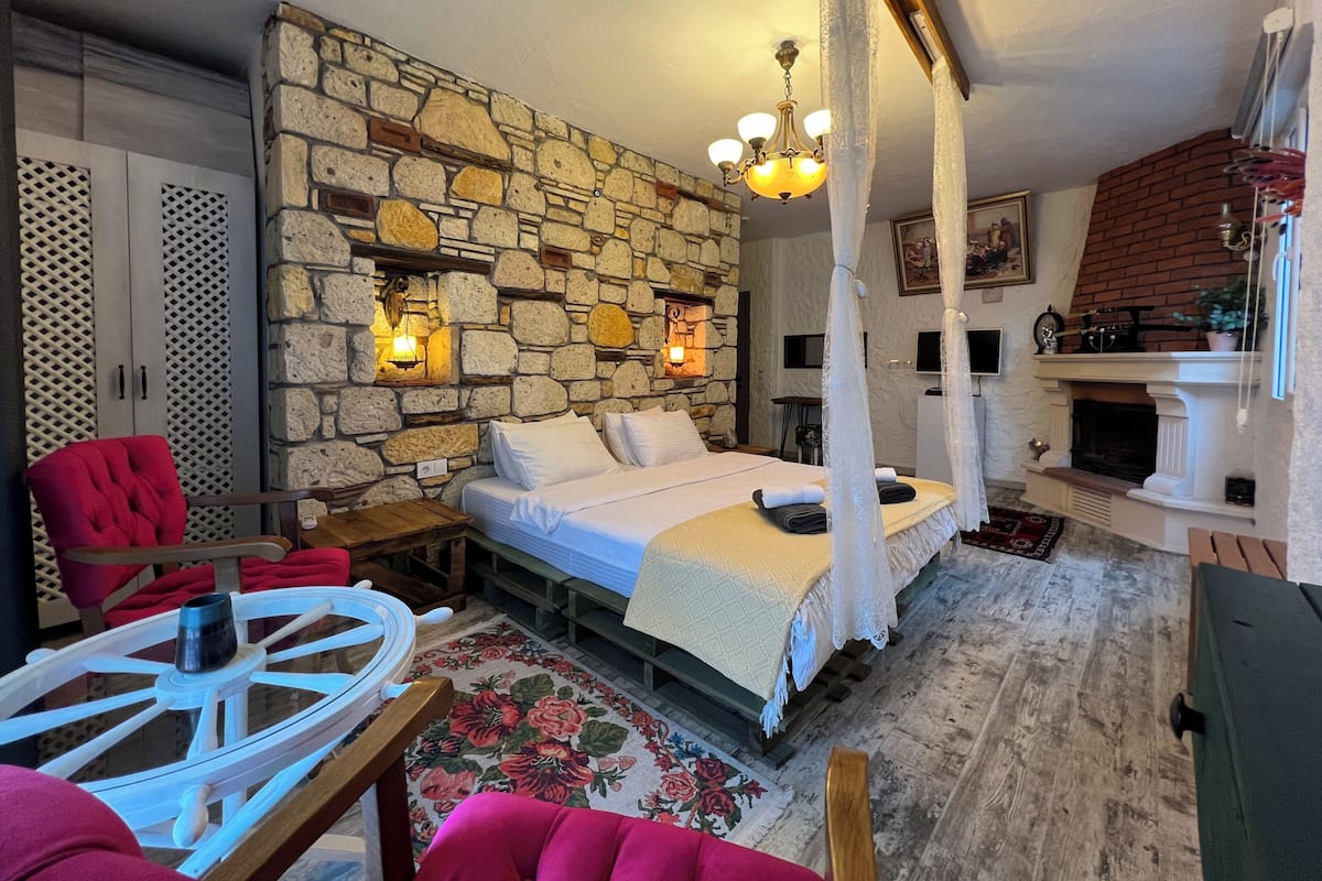 Junior Room, Fireplace