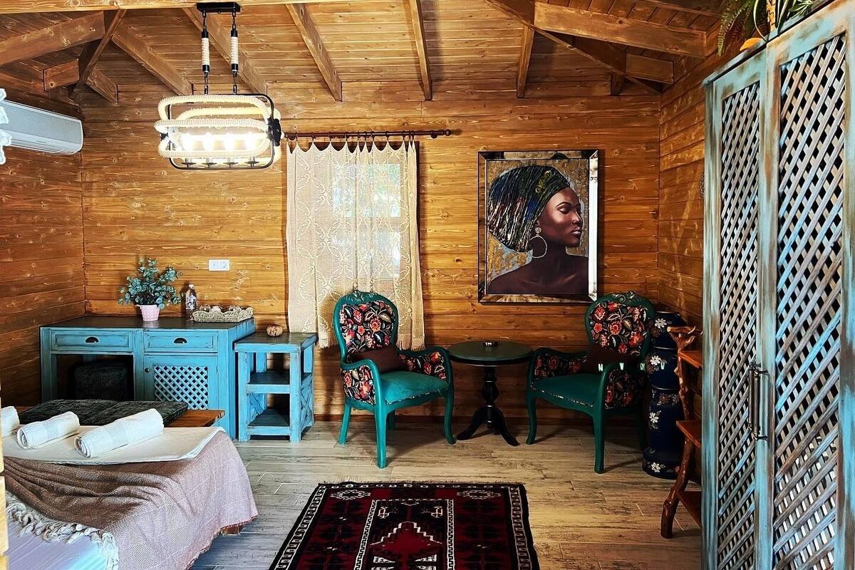 Design-huone | Kylpyhuone | Suihku, ilmaiset hygieniatuotteet, hiustenkuivaaja, pyyhkeet