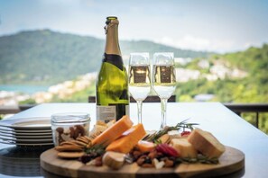 Outdoor dining - Serenity - 180 degree views of the Coral Sea and Conway National Park. (Airlie Beach)