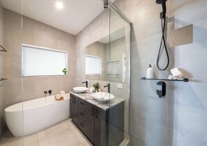 Tina, secadora de cabello, papel de baño 