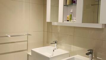 Douche, serviettes fournies, savon, papier toilette