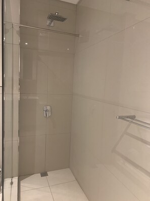 Douche, serviettes fournies, savon, papier toilette