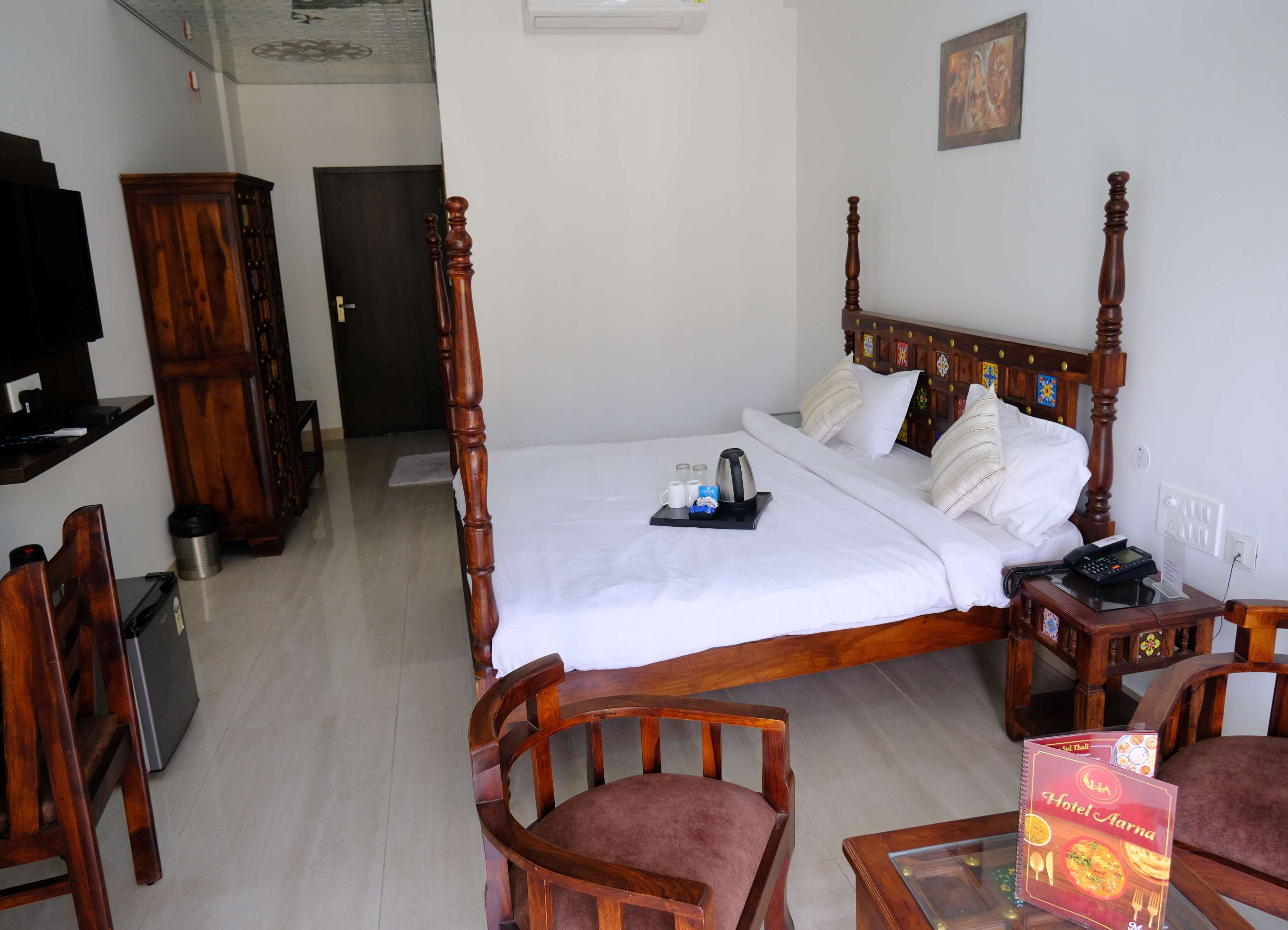 办公桌、免费 WiFi