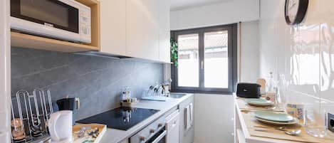 Kühlschrank, Mikrowelle, Ofen, Herdplatte