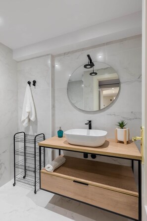 Shower, hair dryer, towels