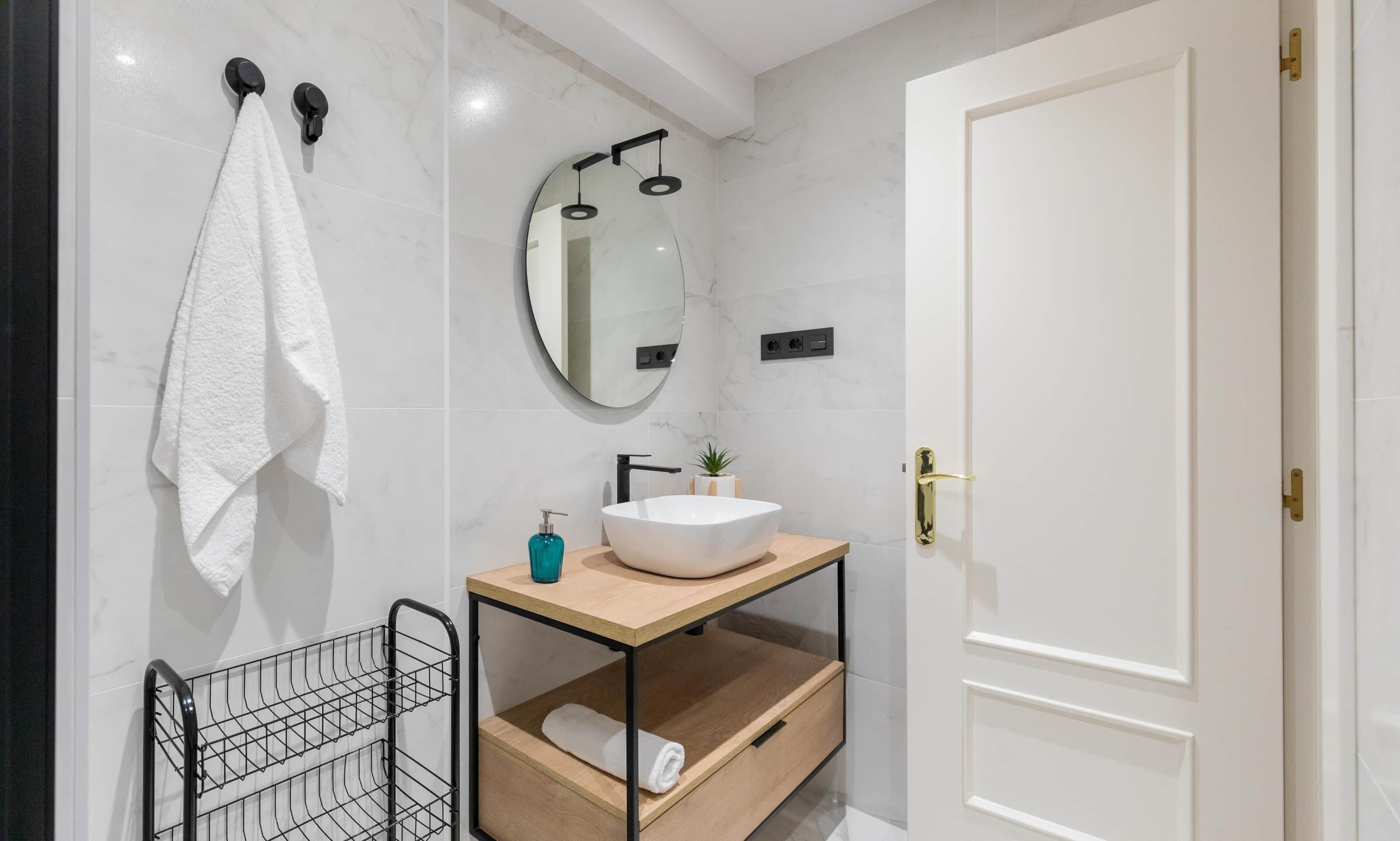 Een douche, een haardroger, handdoeken