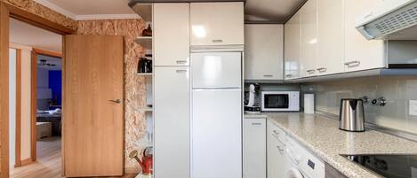 Mikrowelle, Herdplatte, Wasserkocher mit Kaffee-/Teezubehör, Toaster