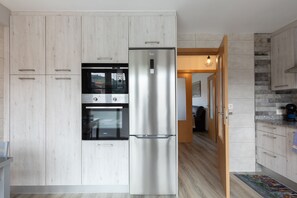 Kjøleskap, mikrobølgeovn, ovn og kokeplater