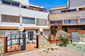 Vista frontal de la propiedad