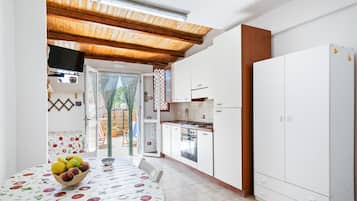 Apartment | Private kitchenette | Full-sized fridge, oven, stovetop, cookware/dishes/utensils