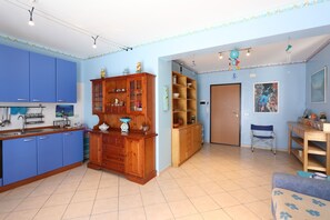 Full-sized fridge, oven, stovetop, espresso maker