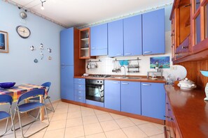 Full-sized fridge, oven, stovetop, espresso maker