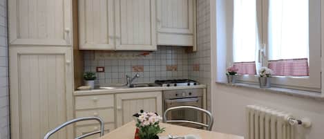 Full-size fridge, oven, stovetop, espresso maker