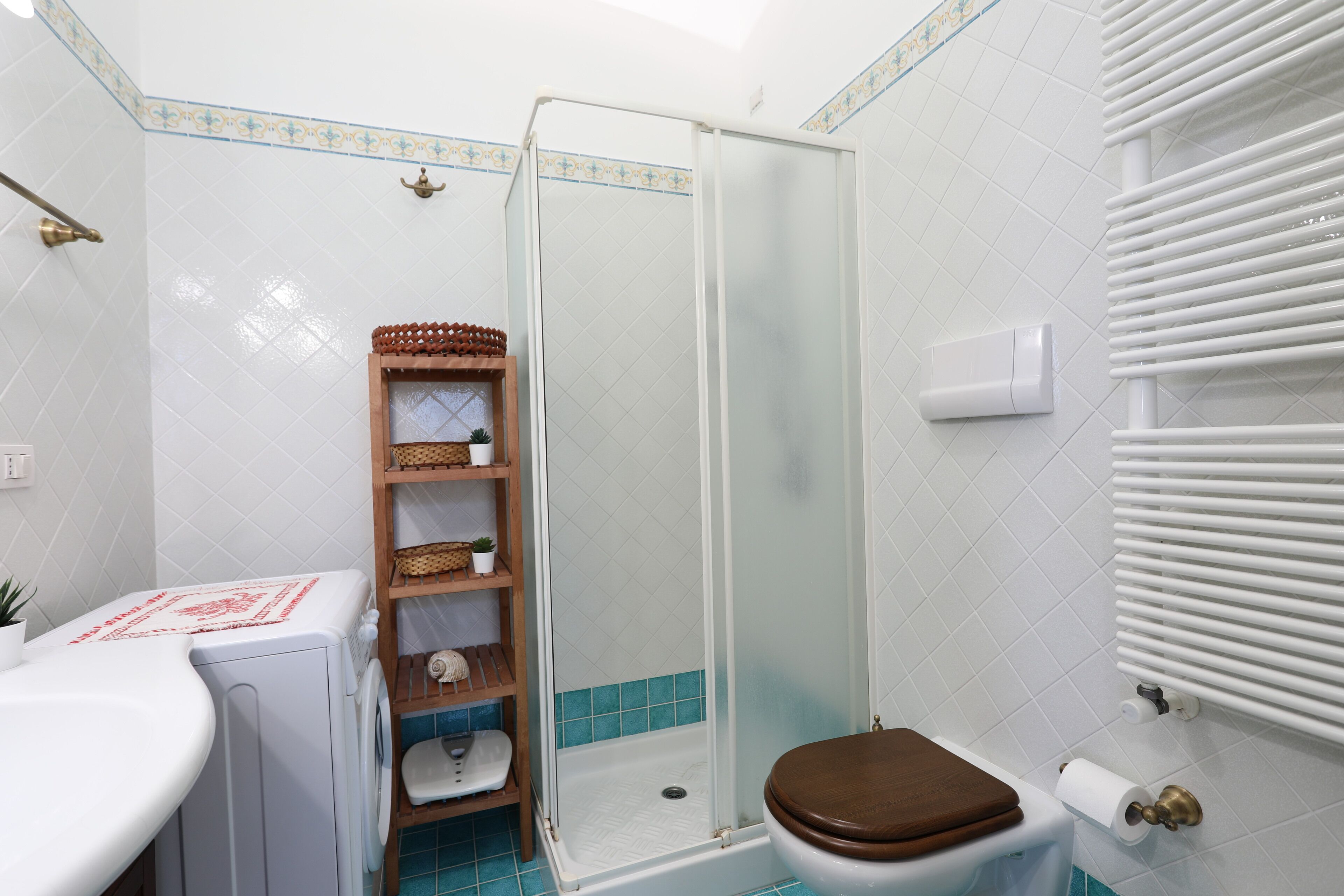 Une salle de bain avec douche, toilettes et lavabo.