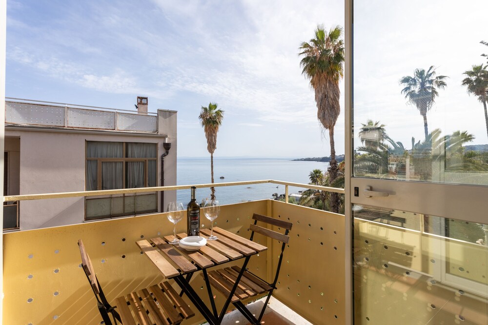 Aci Castello Seaview Apartment With Parking