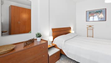 Apartment | 2 bedrooms, iron/ironing board, free cribs/infant beds, bed sheets