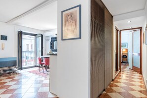 Apartment | Wohnbereich | Fernseher