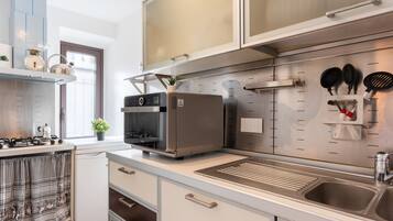 Refrigerador con freezer, microondas, placa de cocina, lavavajillas