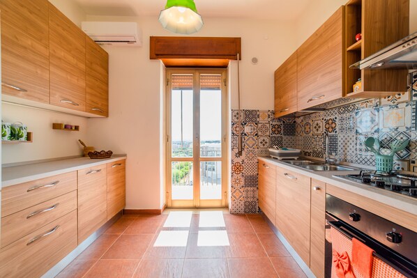 Appartement | Cuisine privée | Réfrigérateur grande capacité avec congélateur, four à micro-ondes