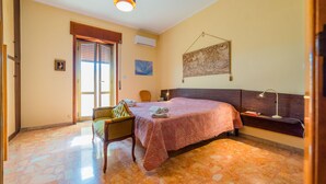 A bedroom with a bed, a chair, a desk, and a window. - La Terrazza Di Siracusa - Roomy And Bright Flat (Syracuse)