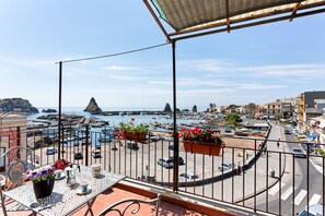 Ein Balkon mit Blick auf einen Hafen, Boote und Gebäude.