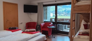 1 bedroom, free WiFi, bed sheets - Gästehaus HuberFour-bed room with balcony (Mittersill)